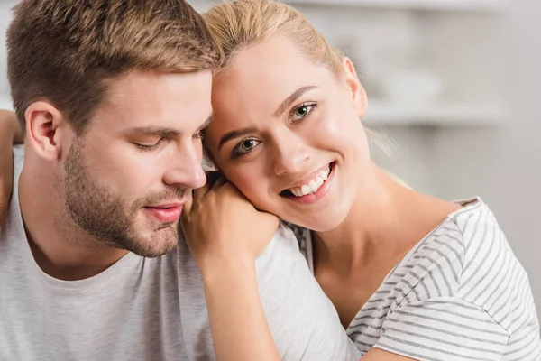 Portrait Couple Heureux Étreignant Dans Cuisine — Photo