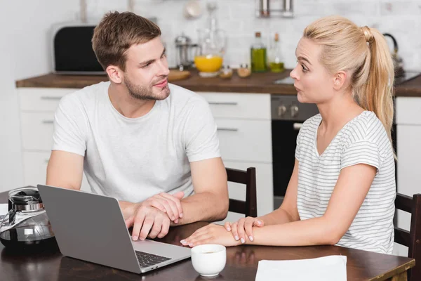 Beautiful Young Couple Using Laptop Looking Each Other Kitchen — Stock Photo, Image