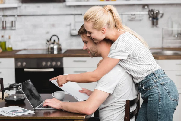 Gelukkig Jonge Vrouw Knuffelen Vriendje Wijzen Met Vinger Naar Laptop — Gratis stockfoto