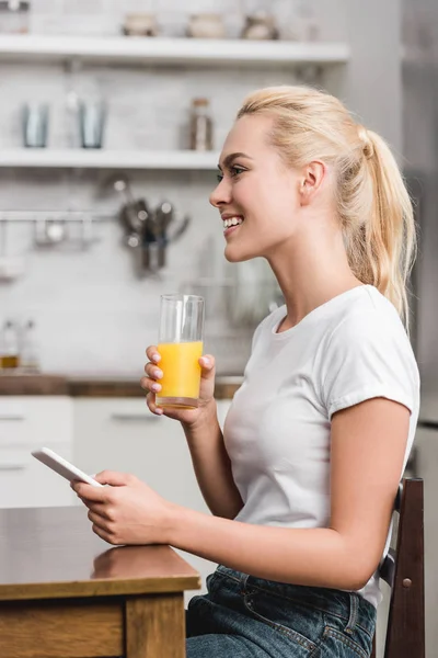 Side View Smiling Young Woman Using Smartphone Holding Glass Fresh — Free Stock Photo