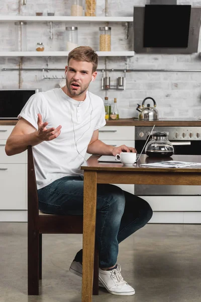 Jeune Homme Émotionnel Dans Les Écouteurs Utilisant Ordinateur Portable Tout — Photo gratuite