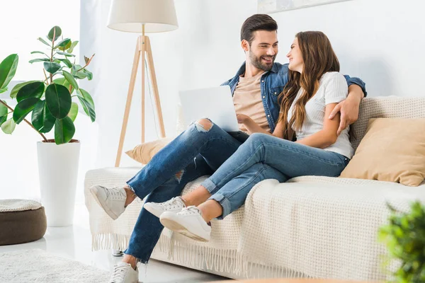 Happy Young Couple Laptop Looking Each Other Couch Home — Stock Photo, Image