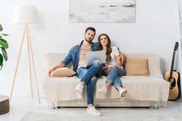 Young Couple Laptop Sitting Couch Home — Stock Photo, Image