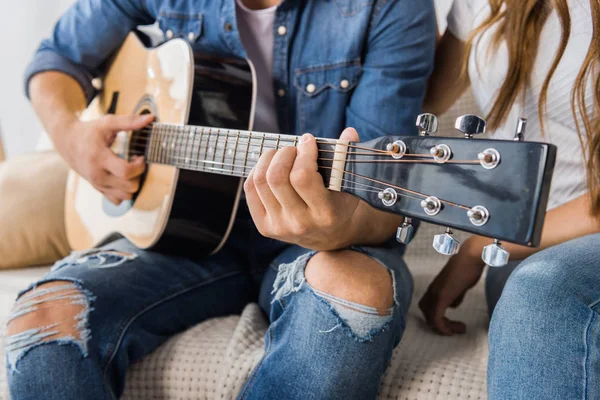 Akustik Gitar Yakınındaki Evde Kanepede Oturan Kız Arkadaşı Süre Oynayan — Stok fotoğraf