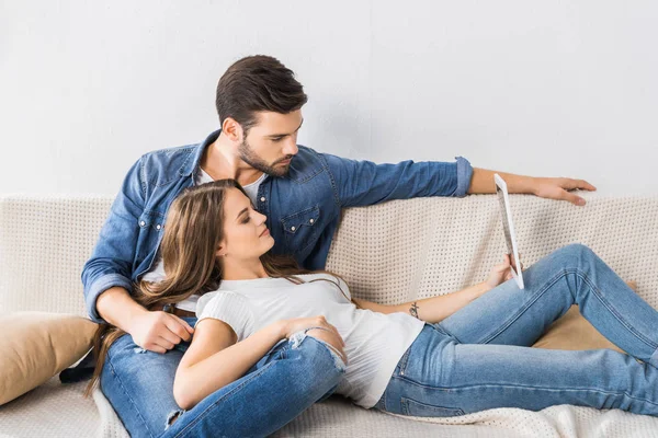 Attractive Woman Digital Tablet Laying Knees Boyfriend Sofa Home — Stock Photo, Image