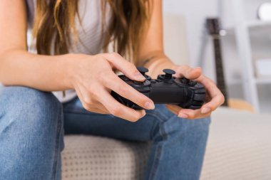 kadının evde joystick ile bilgisayar oyunu oynamak kırpılmış görüntü 