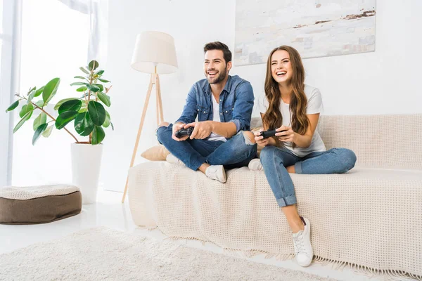 Laughing Couple Playing Video Game Joysticks Sofa Home — Stock Photo, Image