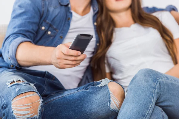 Imagen Recortada Pareja Con Mando Distancia Viendo Televisión Sofá Casa — Foto de Stock