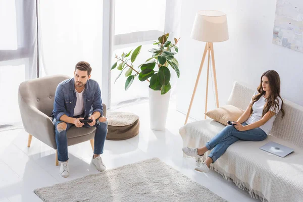 Visão Alto Ângulo Jovem Casal Concentrado Jogando Videogame Com Joysticks — Fotografia de Stock