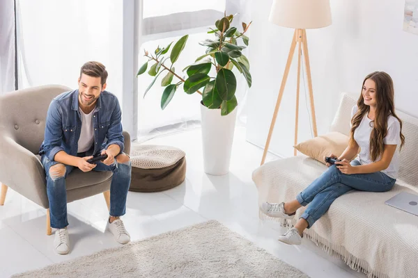 High Angle View Smiling Young Couple Playing Video Game Joysticks — Free Stock Photo