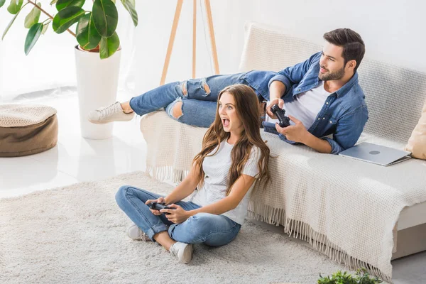 Mujer Joven Emocionada Jugando Videojuego Con Novio Casa — Foto de Stock