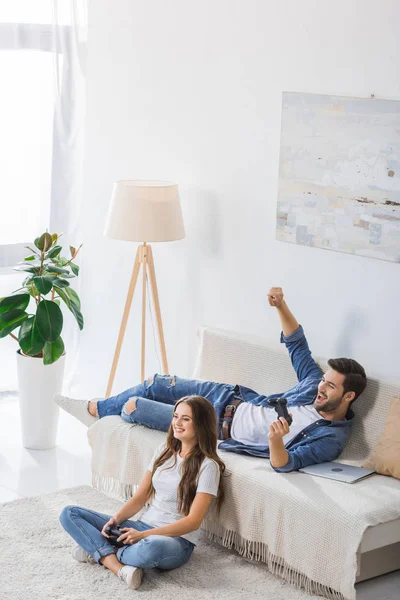 Hoge Hoekmening Van Gelukkig Jongeman Met Joystick Met Hand Gebaren — Stockfoto