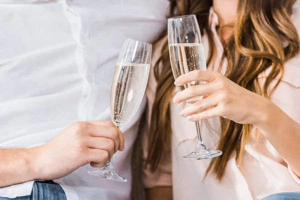 Bijgesneden Schot Van Paar Rammelende Glazen Champagne Bank Nieuwe Thuis — Stockfoto