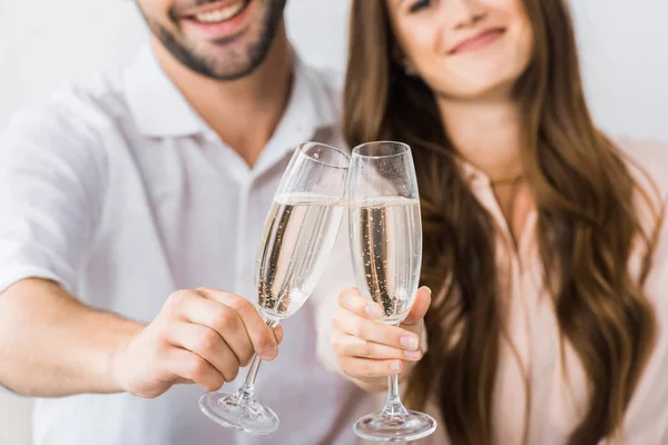 Çift Tungur Bardak Şampanya Yeni Evde Kanepede Gülümseyen Kısmi Görünümü — Stok fotoğraf