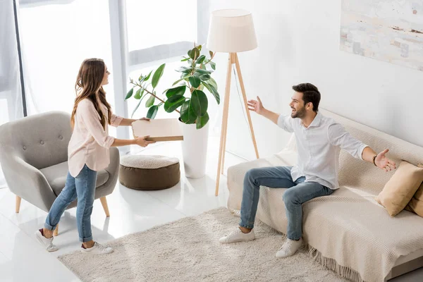 Hoge Hoekmening Van Jong Koppel Met Pizza Wegwerp Vak Thuis — Stockfoto