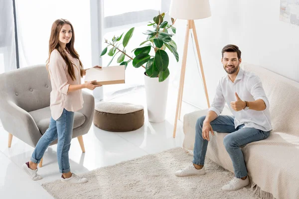 Vista Ángulo Alto Pareja Joven Con Pizza Caja Desechable Casa —  Fotos de Stock