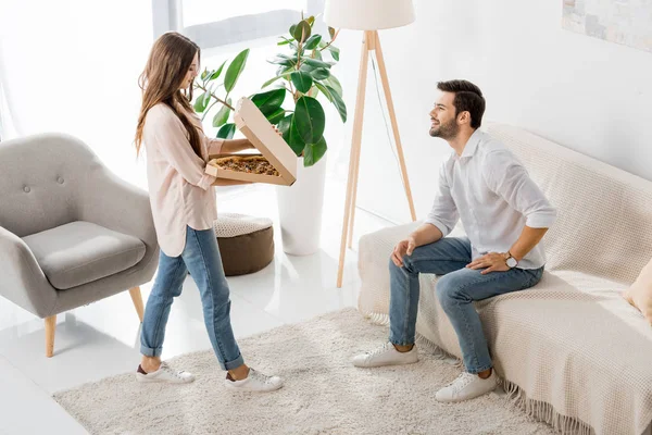 Hoge Hoekmening Van Jong Koppel Met Pizza Wegwerp Vak Thuis — Stockfoto