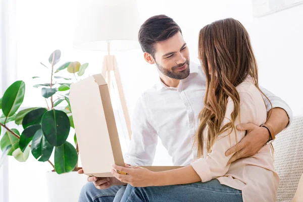 Pasangan Yang Tersenyum Dengan Pizza Kotak Kertas Duduk Sofa Rumah — Foto Stok Gratis