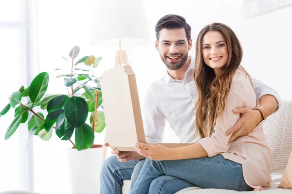 Casal Sorrindo Com Pizza Caixa Papel Sentado Sofá Casa — Fotografia de Stock