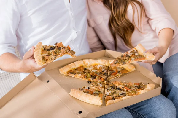 Foto Recortada Pareja Con Pizza Caja Papel Casa — Foto de Stock