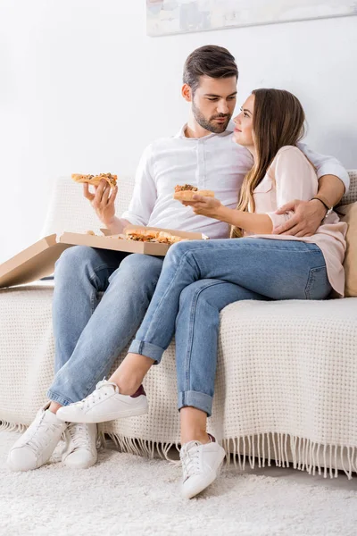 Pareja Joven Con Pizza Descansando Sofá Casa — Foto de Stock