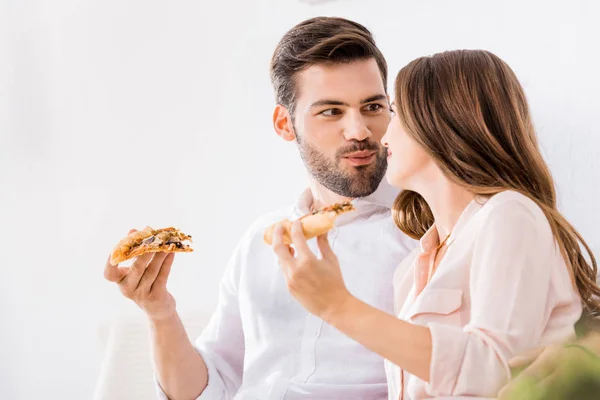 Retrato Pareja Joven Comiendo Pizza Casa —  Fotos de Stock