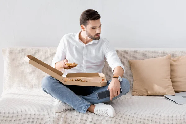 Jeune Homme Avec Télécommande Main Manger Pizza Seul Maison — Photo