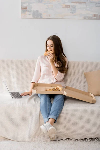 Mujer Joven Con Pizza Usando Ordenador Portátil Mientras Descansa Sofá —  Fotos de Stock