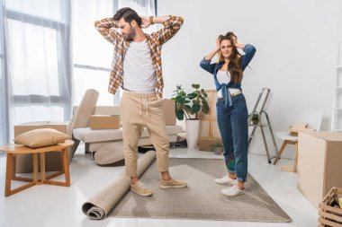 karton kutular, ev concept taşıma ile yeni evinde karışık genç çift