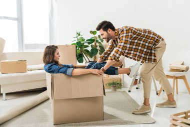 yeni evinde karton kutu ile eğleniyor, ev concept taşıma çift yan görünüm