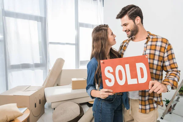 Portrait Couple Holding Sold Red Card Home Cardboard Boxes — Stock Photo, Image
