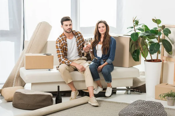 Couple Love Clinking Glasses Champagne New House Cardboard Boxes Moving — Free Stock Photo