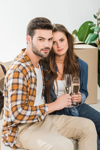 ホーム コンセプトを移動 段ボール箱を新居にシャンパンのグラスとの愛のカップル  — 無料ストックフォト