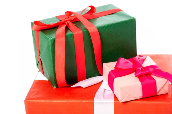 Hoge Hoekmening Van Geschenkdozen Verpakt Door Linten Geïsoleerd Witte Achtergrond — Gratis stockfoto