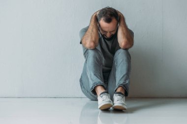 elle katta başının arkasında oturan sinirli orta yaşlı adam görünümünü tam uzunlukta  