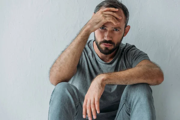 Hombre Adulto Medio Molesto Sentado Con Mano Frente Mirando Cámara — Foto de Stock