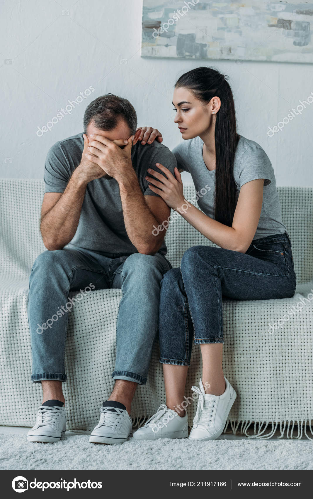 Triste Mulher Sentada No Chão - Fotografias de stock e mais