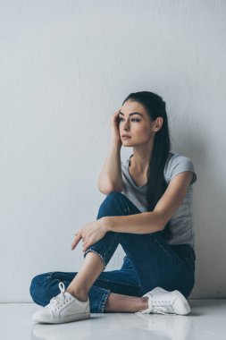 oturma ve uzak arıyorum güzel sinir bozucu esmer kadın görünümünü tam uzunlukta 
