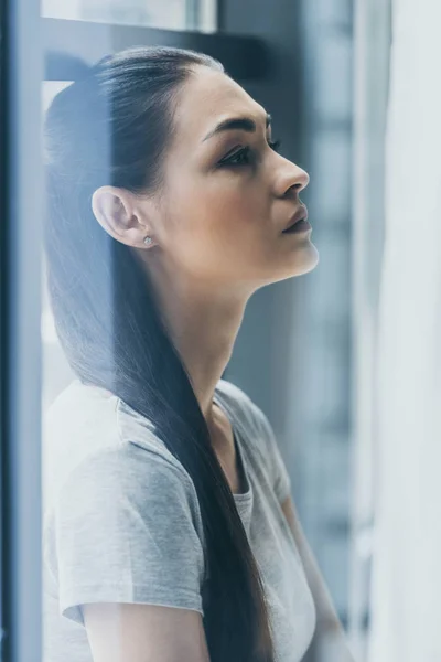 Vue Latérale Jeune Femme Déprimée Regardant Loin Vue Par Fenêtre — Photo