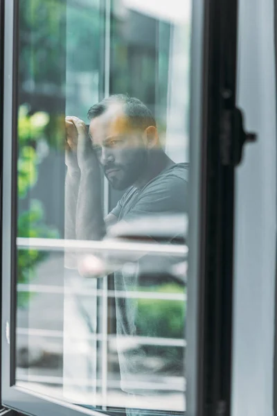 Spiegelbild Eines Depressiven Mannes Mittleren Alters Der Sich Ans Fenster — kostenloses Stockfoto