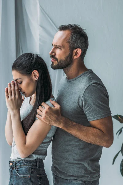 Visão Lateral Homem Barbudo Abraçando Apoiando Jovem Triste Com Mãos — Fotografia de Stock