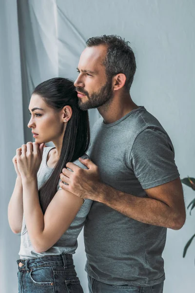 Sidovy Upprörd Par Står Tillsammans Och Tittar Bort — Stockfoto