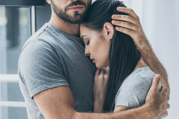 Tiro Cortado Homem Barbudo Abraçando Apoiando Jovem Mulher Triste — Fotografia de Stock