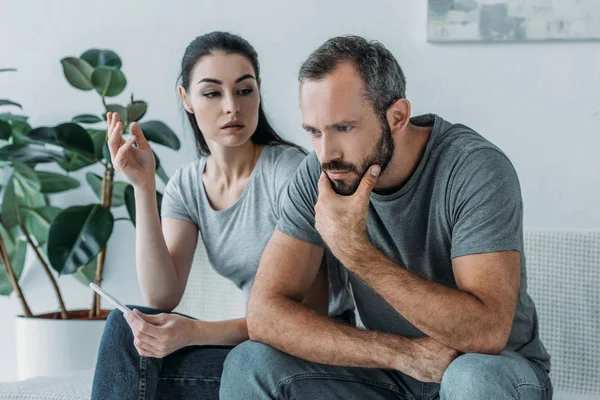  Hamilelik testi tutarak ve üzgün ortağı arıyorum sinir bozucu genç kadın