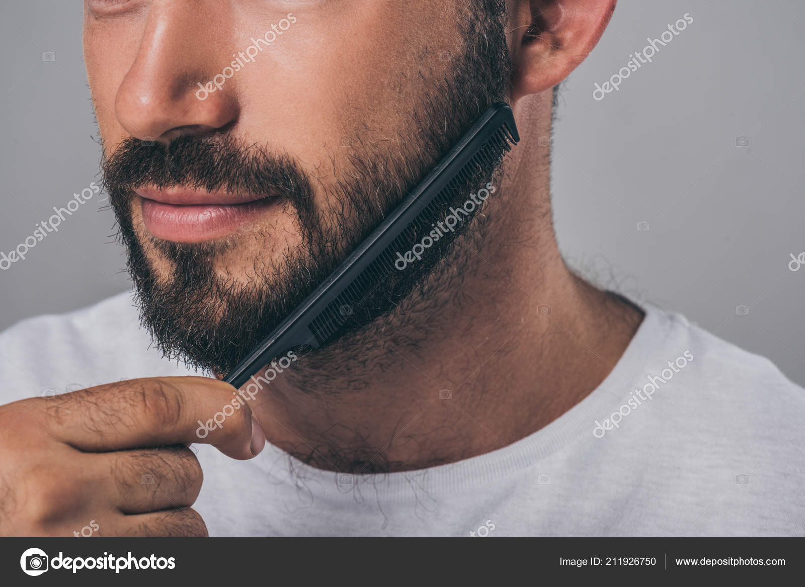 Направления расчесывания бороды. Форма бороды. Расческа для бороды. Кудрявая борода. Окантовка бороды.