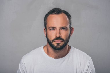 kameraya gri görünen mutsuz sakallı adam portresi