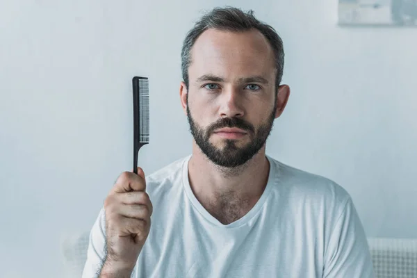 Barbudo Hombre Adulto Medio Sosteniendo Peine Mirando Cámara Concepto Pérdida — Foto de Stock