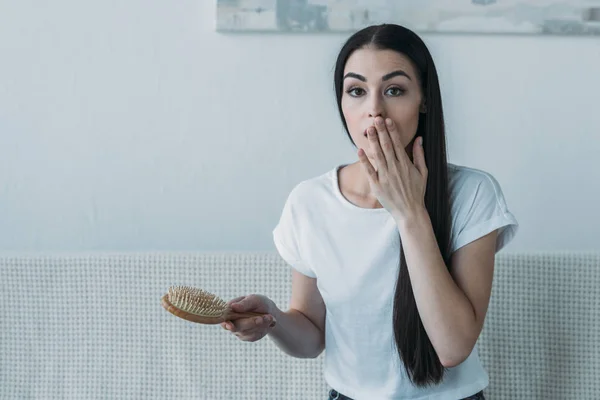 Shocked Brunette Woman Holding Hairbrush Looking Camera Hair Loss Concept — Stock Photo, Image