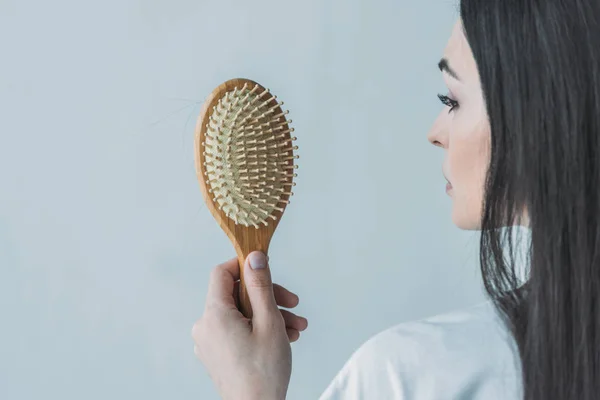 Corte Tiro Mulher Morena Segurando Escova Cabelo Com Cabelo Caído — Fotografia de Stock