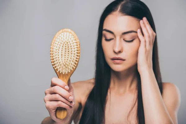 Mulher Morena Estressada Com Olhos Fechados Segurando Escova Cabelo Isolada — Fotografia de Stock